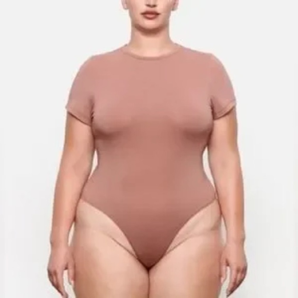 SKIMS Short Sleeve Bodysuit - Picture 4 of 4